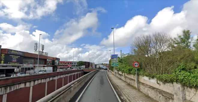 Herida la pasajera de una furgoneta tras chocar contra dos turismos en Santander
