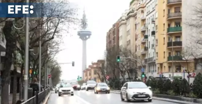 Madrid se despereza bajo una fina lluvia que anticipa un drástico descenso de las temperaturas