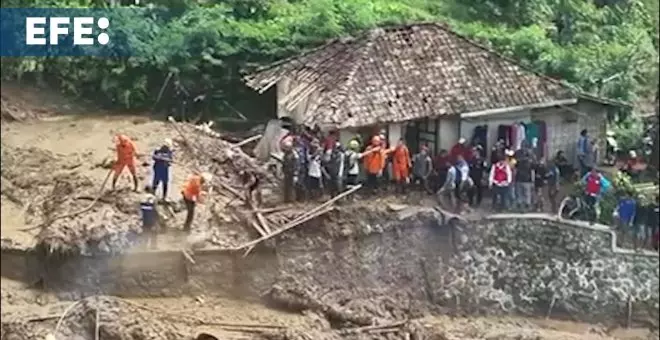 Una avalancha de tierra deja al menos nueve desaparecidos en la isla indonesia de Java