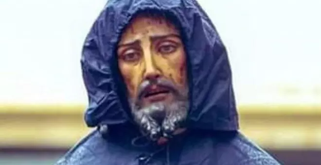 Cachondeo con el impermeable de Cristo en la Semana Santa sevillana: "Todo por Poncho Pilatos"