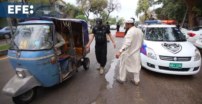 Fuerzas de seguridad de Pakistán controlan personas y vehículos tras ataque suicida contra un convoy de ingenieros chinos