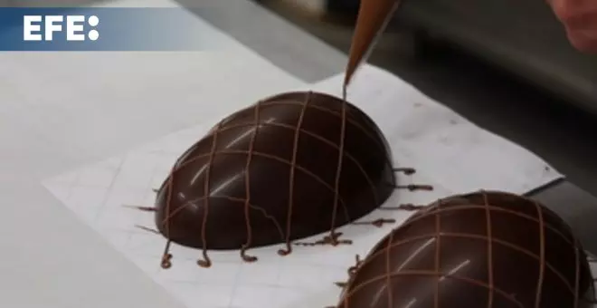 Una chocolatería francesa elabora artesanalmente los típicos huevos y figuras de chocolate de Pascua