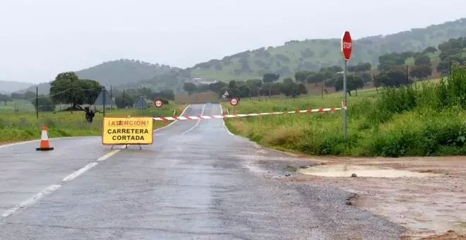 Cortes de carreteras y cierre a la circulación en una línea férrea, efectos de las intensas lluvias en Castilla-La Mancha