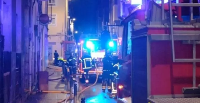 Bomberos extinguen un incendio en una vivienda de Santander