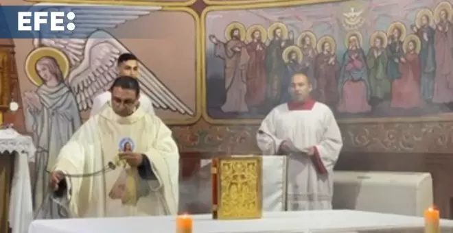 Cristianos palestinos asisten a misa de Domingo de Pascua en Gaza