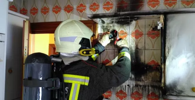 El incendio de una cocina en Laredo obliga a tres personas a refugiarse en el balcón por el humo
