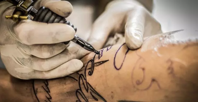 La AEMPS retira del mercado tintas para tatuaje y maquillaje permanente de una marca
