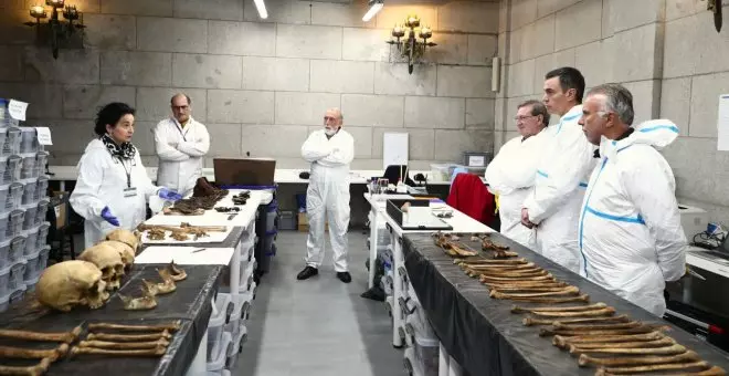 Pedro Sánchez visita los trabajos del laboratorio forense en el Valle de Cuelgamuros