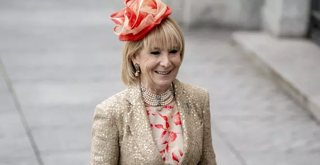 Pillan a Esperanza Aguirre y a su marido a la salida de la boda de Almeida y lo que dicen sorprende a todos