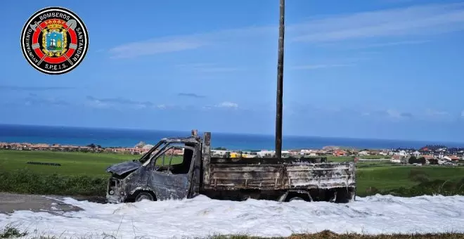 Arde un vehículo cargado de hierba cuando circulaba por la CA-231 en Piélagos