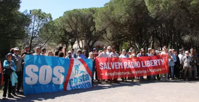 Un centenar de persones es concentren davant l'antiga Ràdio Liberty de Pals per reclamar-ne la rehabilitació