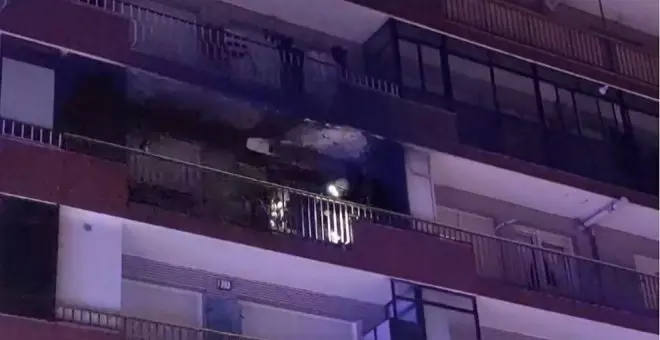 Trasladan a cuatro personas al hospital tras un incendio en el balcón de una vivienda de Laredo