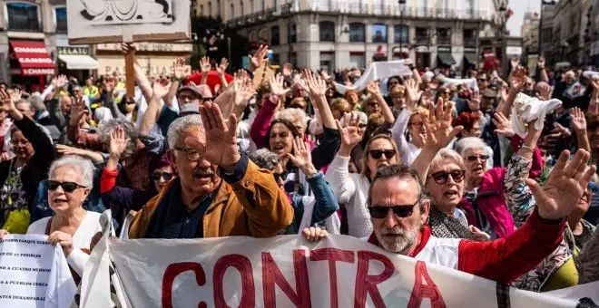 Vecinos de Madrid entregan más de 7.000 reclamaciones al Gobierno de Ayuso ante la degradación de la sanidad pública