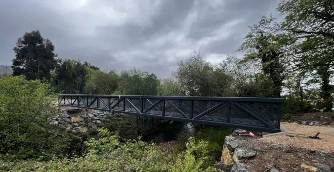 Instalada una pasarela metálica en el carril bici a Sámano, que abrirá en mayo