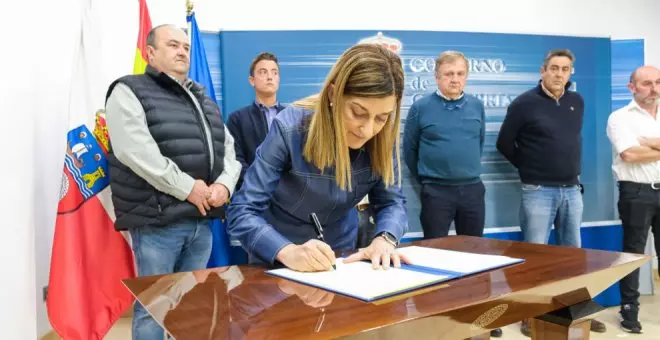 Gobierno y ganaderos firman un pacto con tres millones de euros en ayudas "de emergencia" al sector