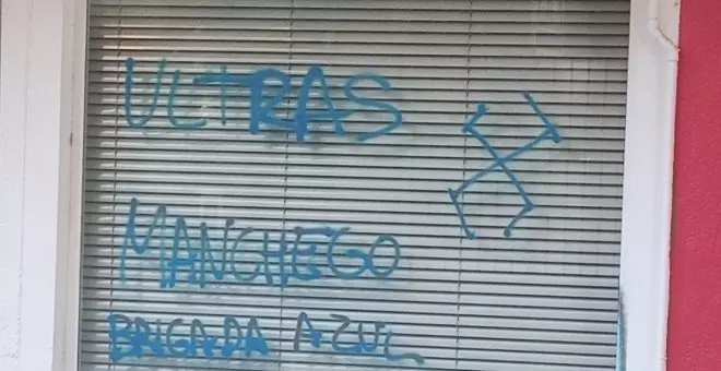 Pintadas con simbología nazi, persecuciones e insultos: vandalismo y acoso en las sedes del PSOE e IU de Ciudad Real