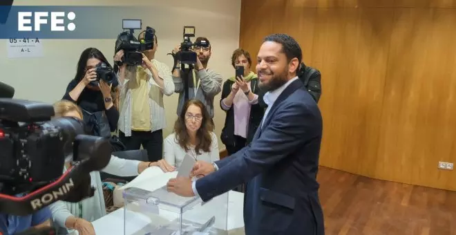 El candidato de Vox, Ignacio Garriga, vota en Barcelona