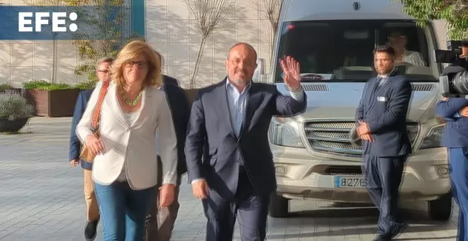 Alejandro Fernández y Dolors Montserrat llegan a la sede electoral del PPC
