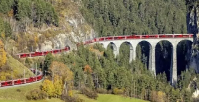 Con 2 kilómetros de longitud, el tren eléctrico más grande del mundo atraviesa los Alpes suizos