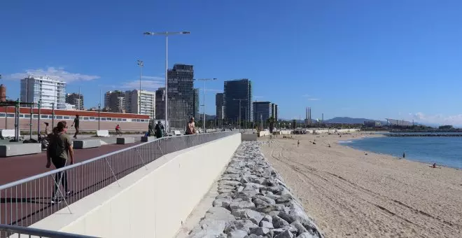 Les platges de Barcelona perden 30.000 m3 de sorra cada any i només se'n recupera una part