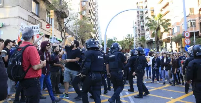 Les protestes contra la desfilada de Louis Vuitton al Park Güell acaben amb càrregues policials i una detenció