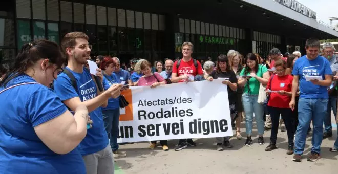 Usuaris de Renfe exigeixen un servei ferroviari "digne" amb una concentració a l'estació de Sants