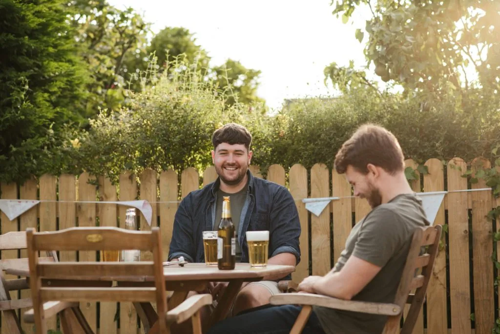 Dos personas bebiendo cerveza - Fuente: Pexels