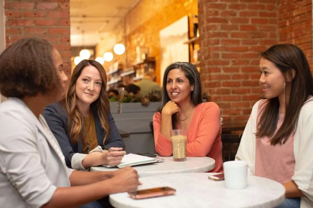 Mujeres en una mesa - Fuente: Pexels