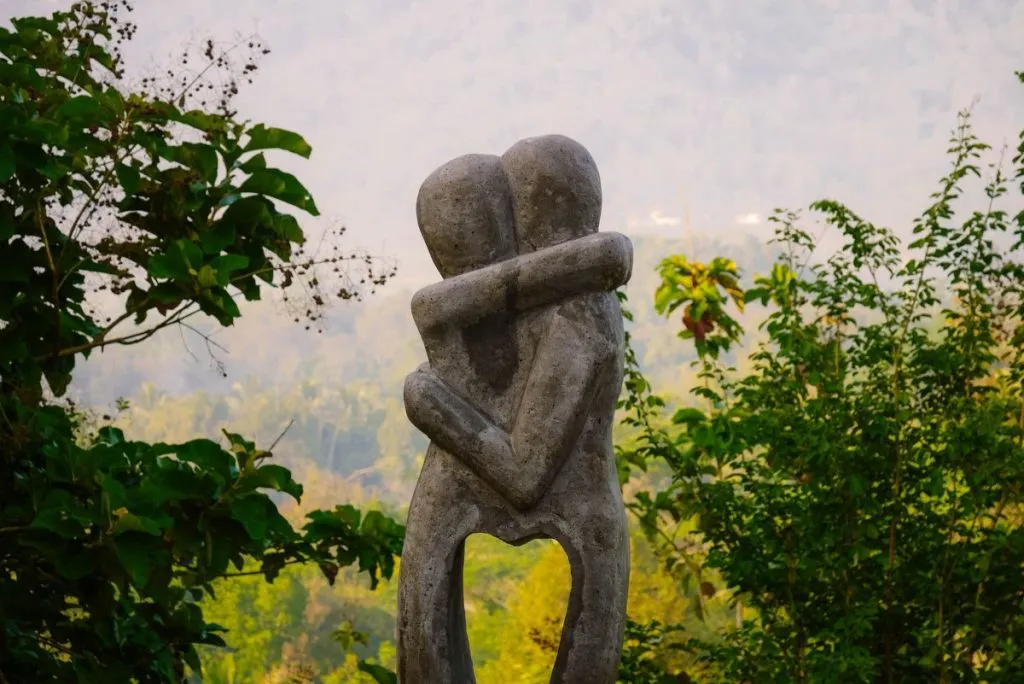 Una escultura de dos personas abrazadas - Fuente: Pexels