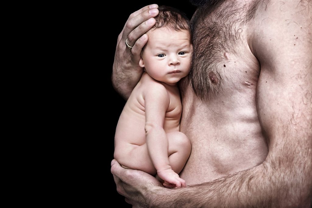 Un hombre con un bebé - Fuente: Pixabay