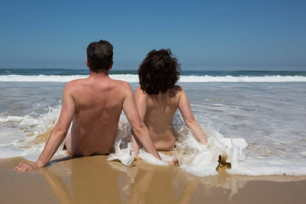 Un hombre y una mujer en la orilla del mar - Fuente: Depositphotos