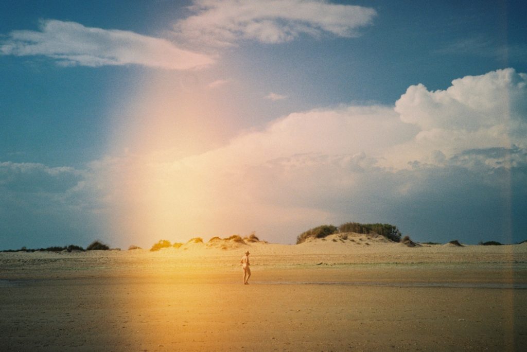 Un hombre camina desnudo por la playa - Fuente: Pexels