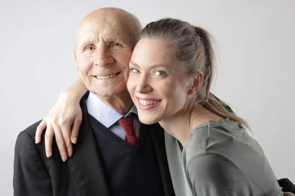 Un hombre mayor con una mujer joven - Fuente: Pexels