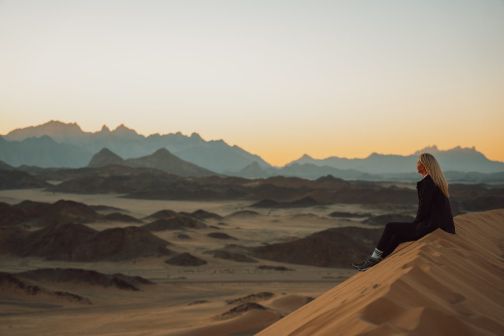 Una mujer en el desierto - Fuente: Unsplash