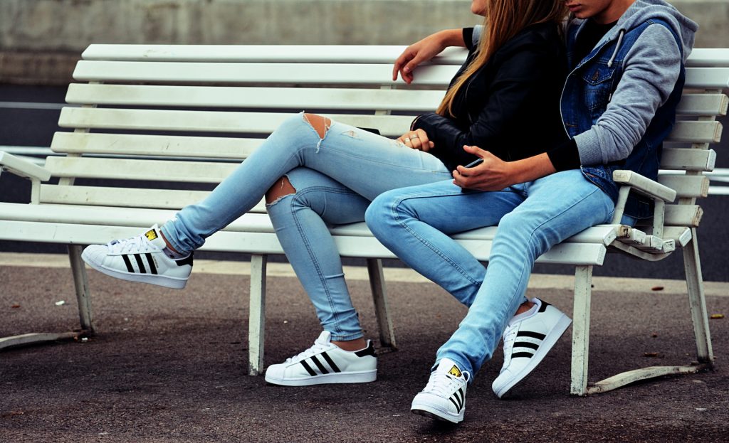 pareja sentada en un banco