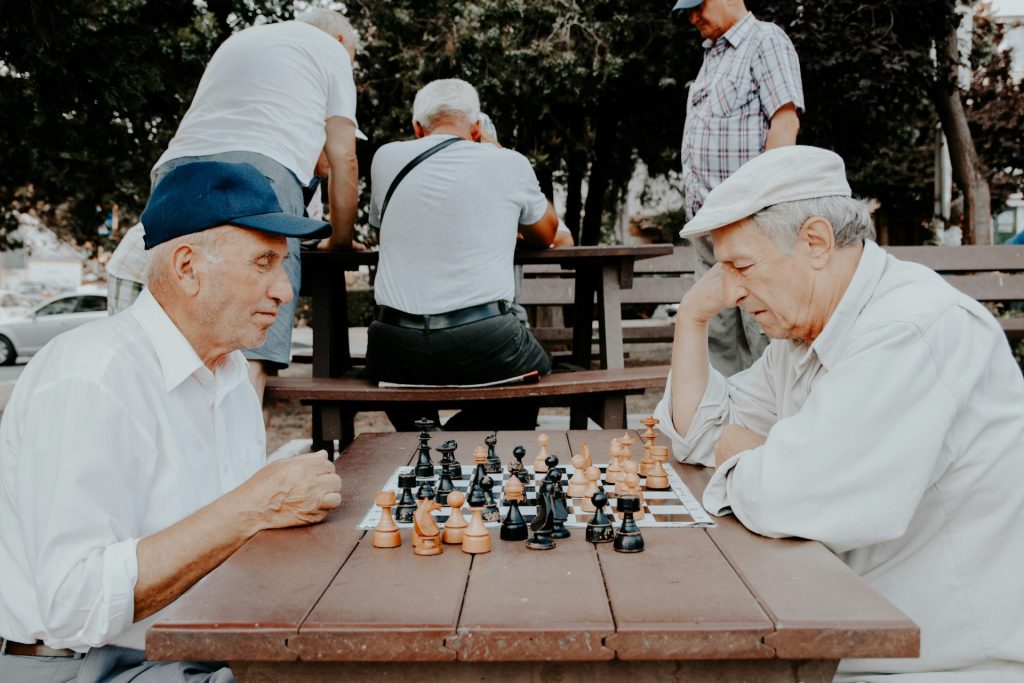 Hombres mayores jugando al ajedrez