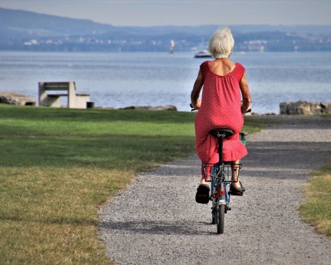 Una mujer en bicicleta - Fuente: Pixabay