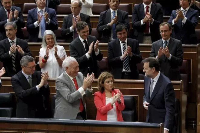 Rajoy, aplaudido por la bancada conservadora en el Congreso