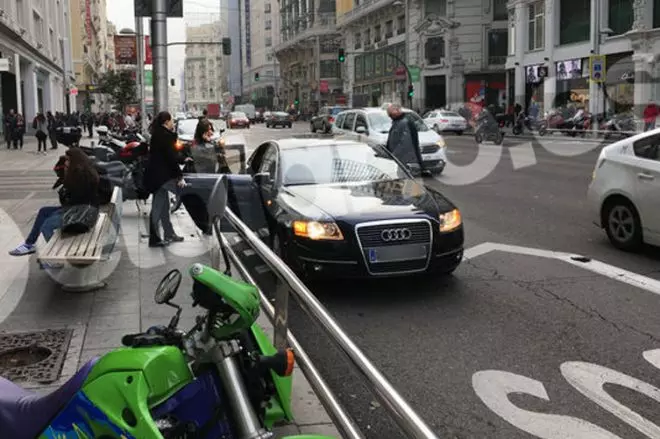 Imagen difundida por 'El Diario' con la vicepresidenta bloqueando el carril bus de Gran Vía