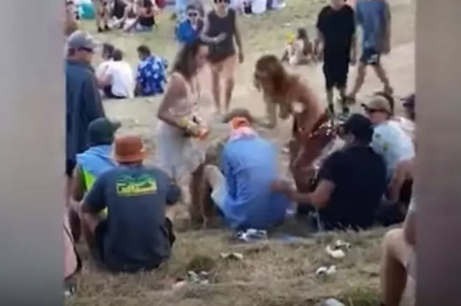 El vídeo en el que se ve el abuso que comete un hombre hacia una chica en topless en Nueva Zelanda. GIANN REECE (YOUTUBE)