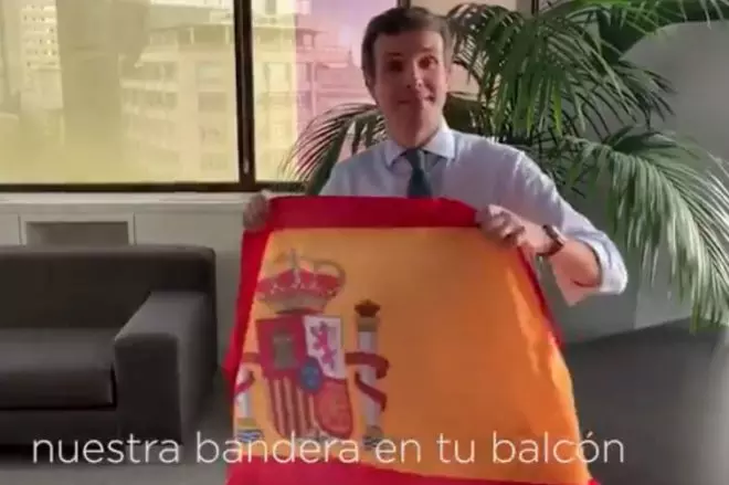 Pablo Casado luce la bandera española