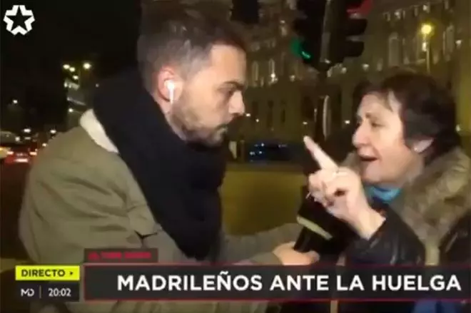 Telemadrid le pregunta a una señora por la huelga de taxistas.
