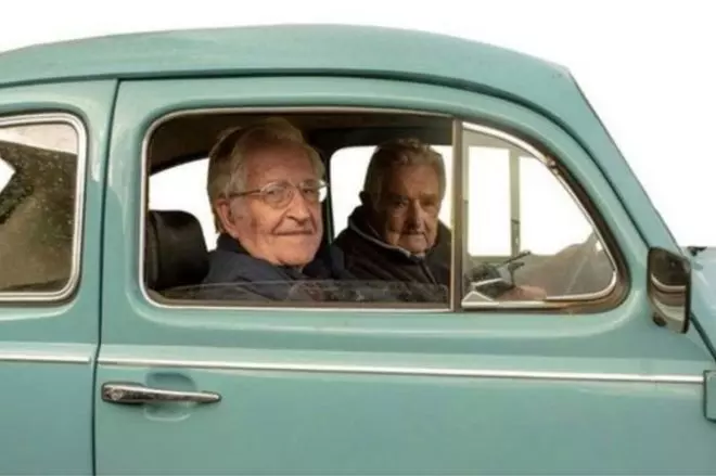 Fotograma de 'Chomsky & Mujica', el documental donde conversan Noam Chomsky y José Mujica.