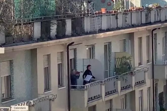 Los italianos combaten el coronavirus cantando desde los balcones. / TWITTER