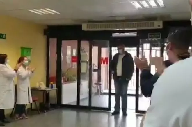 Un vídeo emocionante en tiempos de coronavirus: un taxista es aplaudido por sanitarios tras llevar gratis a pacientes al hospital. / @ELTAXIUNIDO