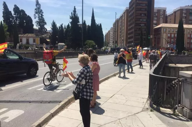 El gesto de desaprobación de un rider en la manifestación contra el Gobierno en Granada. / @ridersxderechos