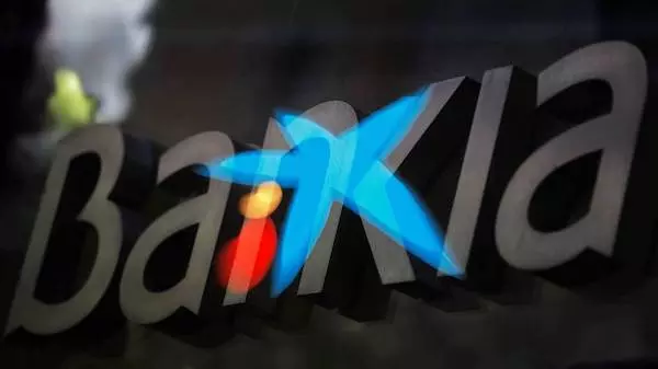 Los logos de las entidades Bankia y CaixaBank.- EFE