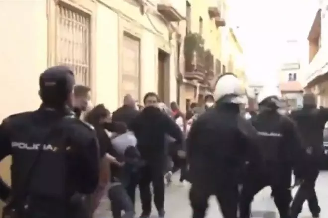 Imágenes de los policías cargando contra los ciudadanos en Linares