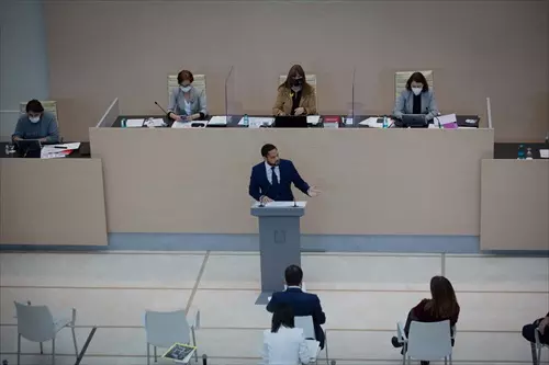 El líder de Vox en la Cámara catalana, Ignacio Garriga, interviene durante su intervención en la primera sesión del debate de investidura a la presidencia de la Generalitat de Catalunya, en el Parlament, Barcelona, Cataluña, (España), a 26 de marzo de 2021.