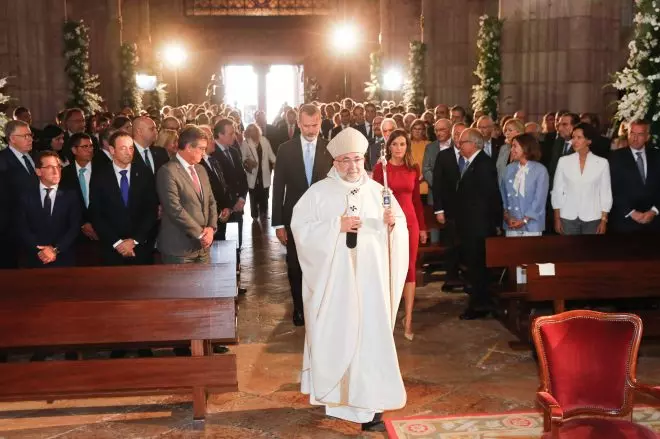 El Rey Felipe VI, la Reina Letizia y el Obispo de Oviedo, Jesús Sanz Montés, en la misa en honor a la Virgen de Covadonga. — Europa Press / Archivo